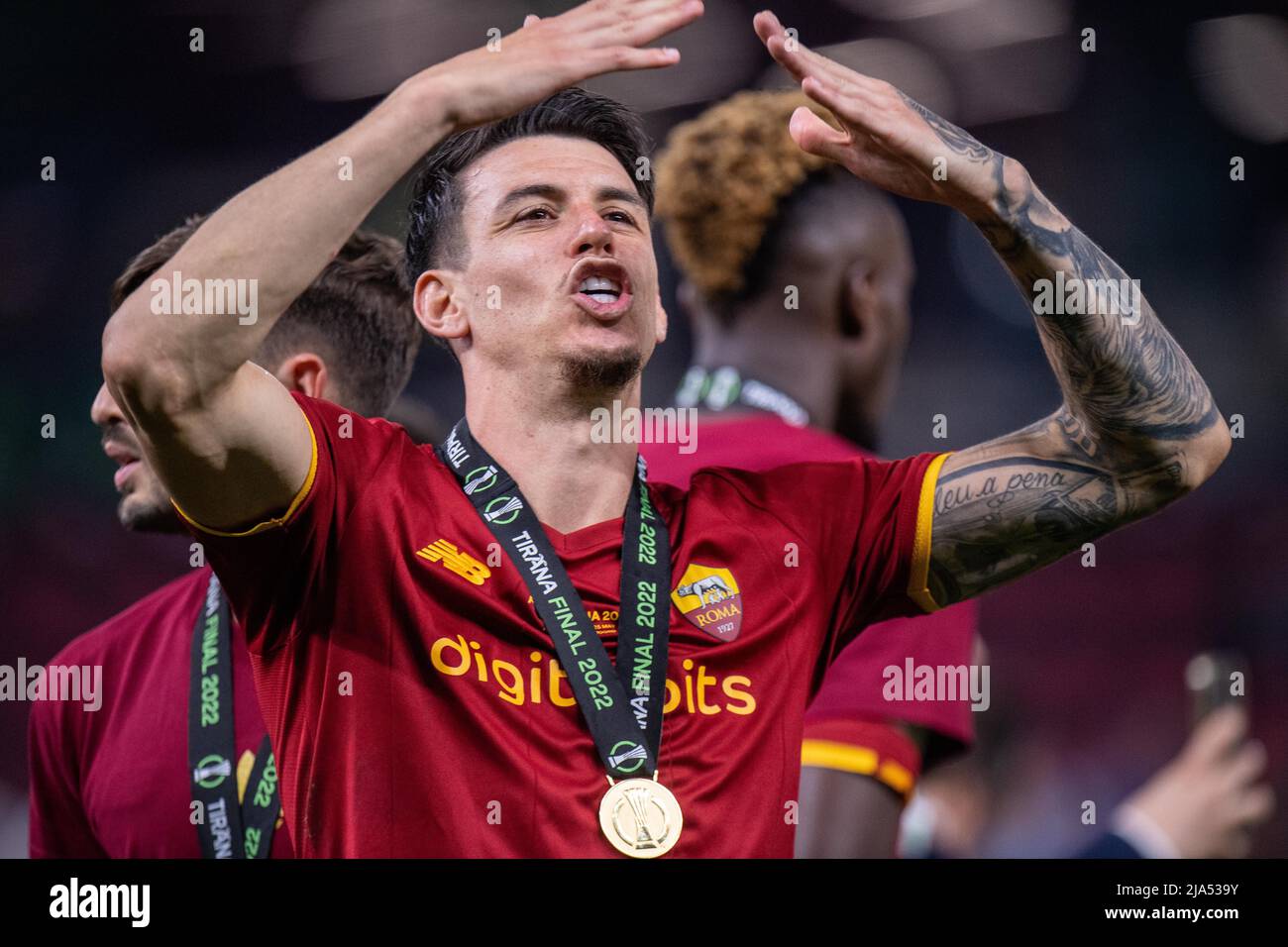 TIRANA, ALBANIE - 25 MAI : Roger Ibanez d'AS Roma célèbre lors du match final de la Ligue des conférences de l'UEFA entre AS Roma et Feyenoord à l'Arena Komb Banque D'Images