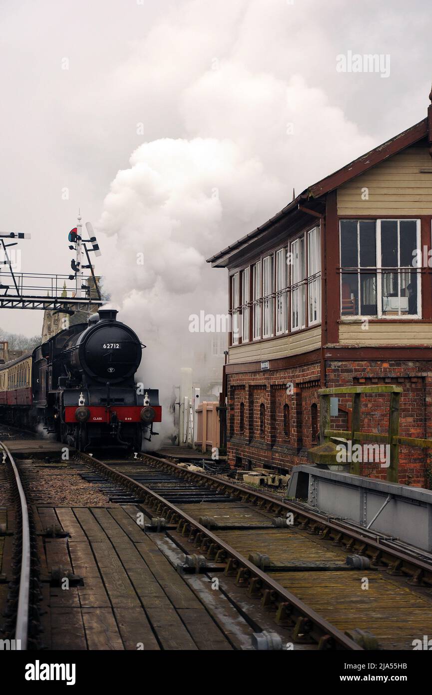 'Morayshire' au départ de Wansford avec un train à destination de l'est. Banque D'Images