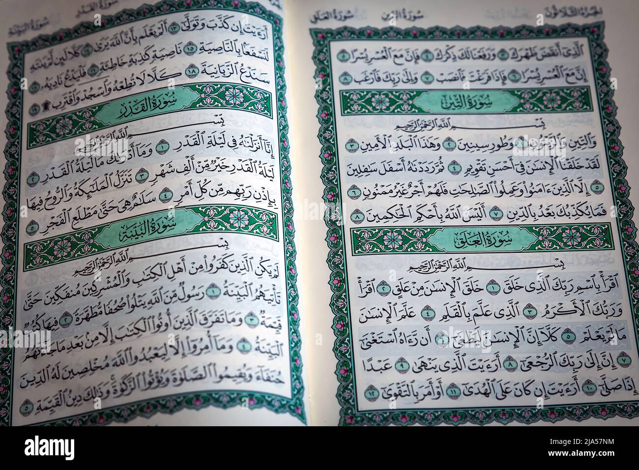 Un Al-Coran ouvert Saint - concept islamique. Sélectif. Banque D'Images