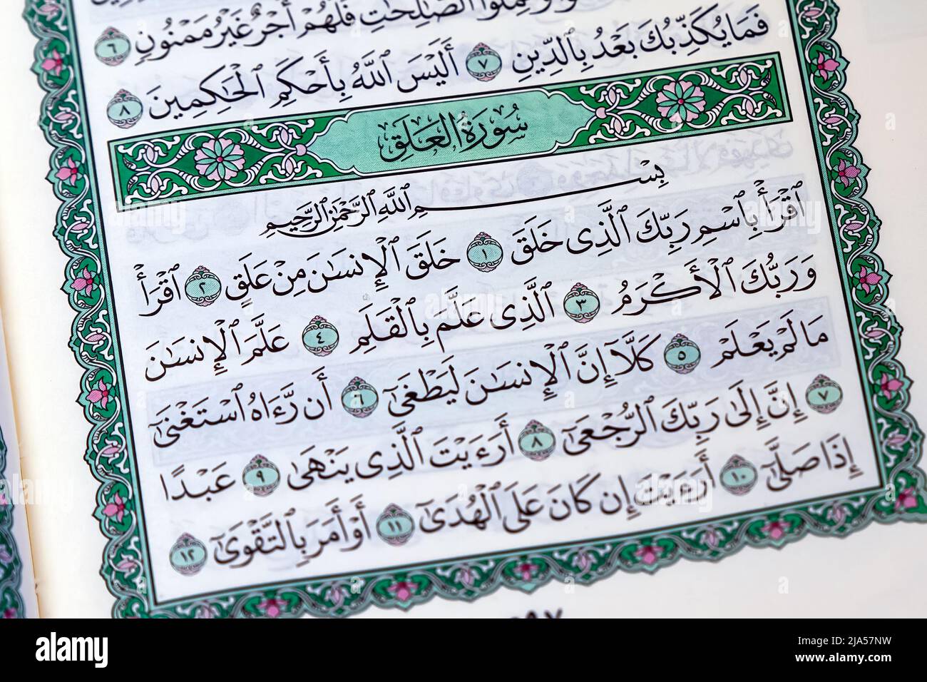 Un Al-Coran ouvert Saint - concept islamique. Sélectif. Banque D'Images