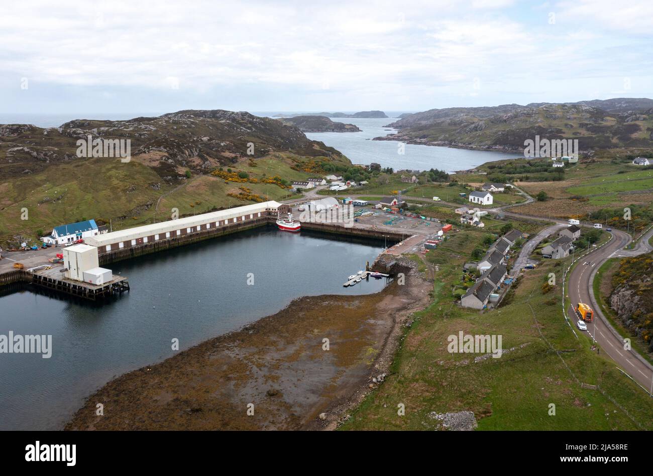 Vue aérienne du port de Kinlochbervie, Nord-Ouest Sutherland, Écosse. Banque D'Images