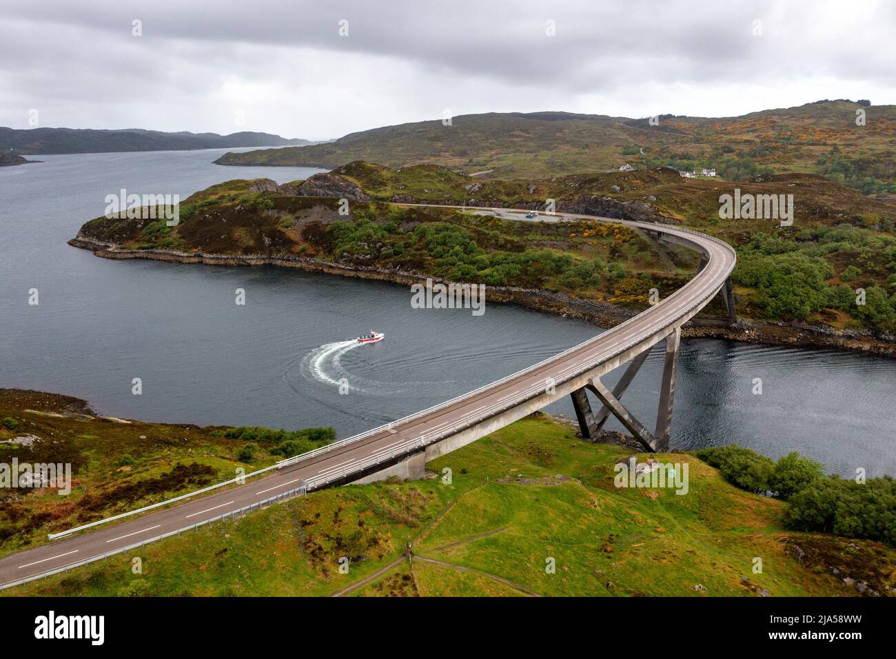 Vue aérienne du pont de Kylesku traversant le Loch Chairn Bhain à Sutherland, Écosse, Royaume-Uni Banque D'Images Vue aérienne du pont de Kylesku traversant le Loch Chairn Bhain à Sutherland, Écosse, Royaume-Uni Banque D'Images