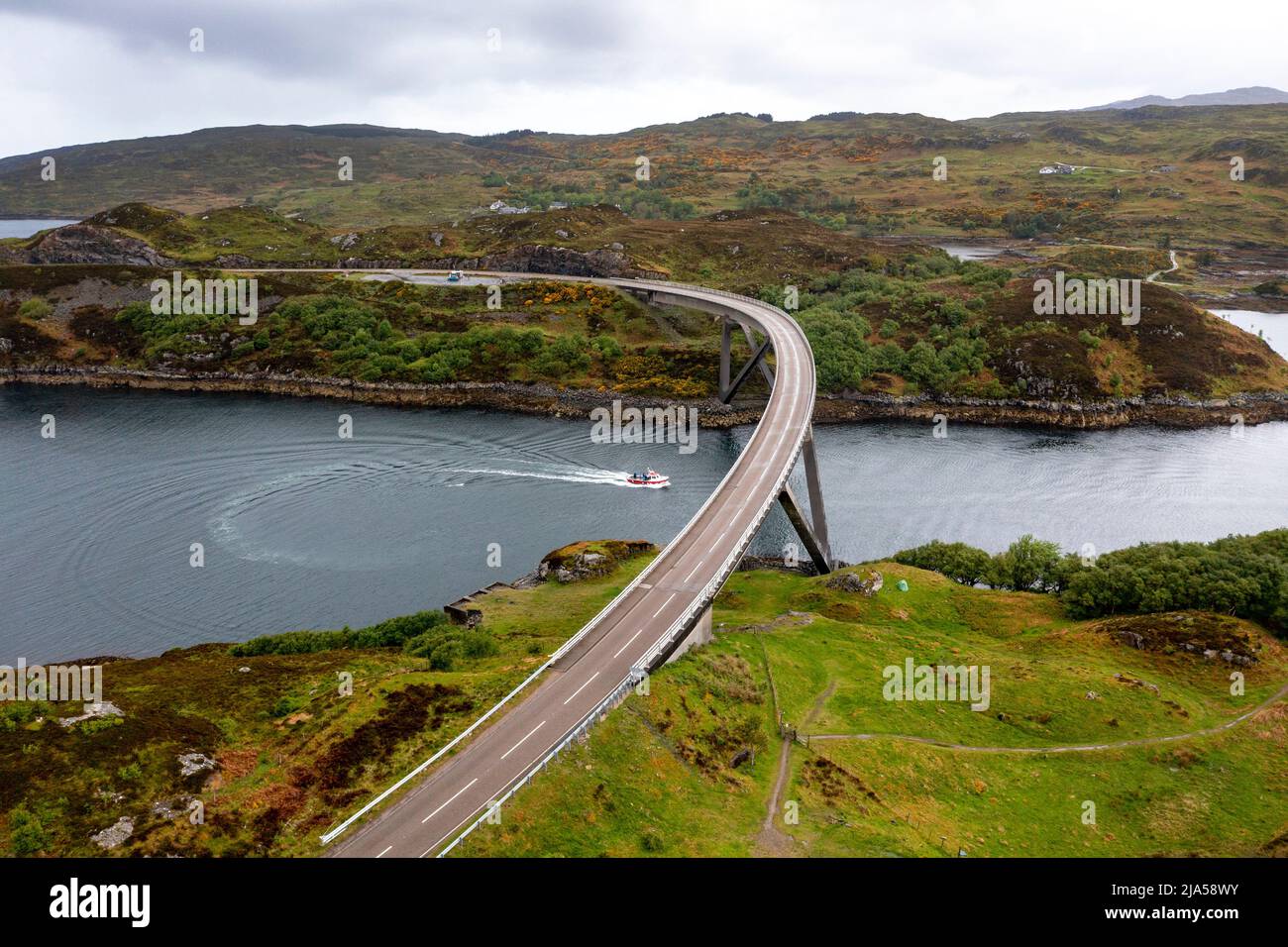 Vue aérienne du pont de Kylesku traversant le Loch Chairn Bhain à Sutherland, Écosse, Royaume-Uni Banque D'Images Vue aérienne du pont de Kylesku traversant le Loch Chairn Bhain à Sutherland, Écosse, Royaume-Uni Banque D'Images