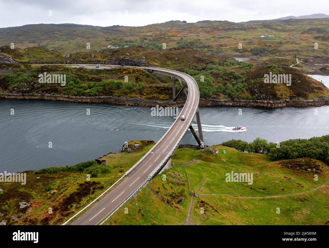 Vue aérienne du pont de Kylesku traversant le Loch Chairn Bhain à Sutherland, Écosse, Royaume-Uni Banque D'Images Vue aérienne du pont de Kylesku traversant le Loch Chairn Bhain à Sutherland, Écosse, Royaume-Uni Banque D'Images