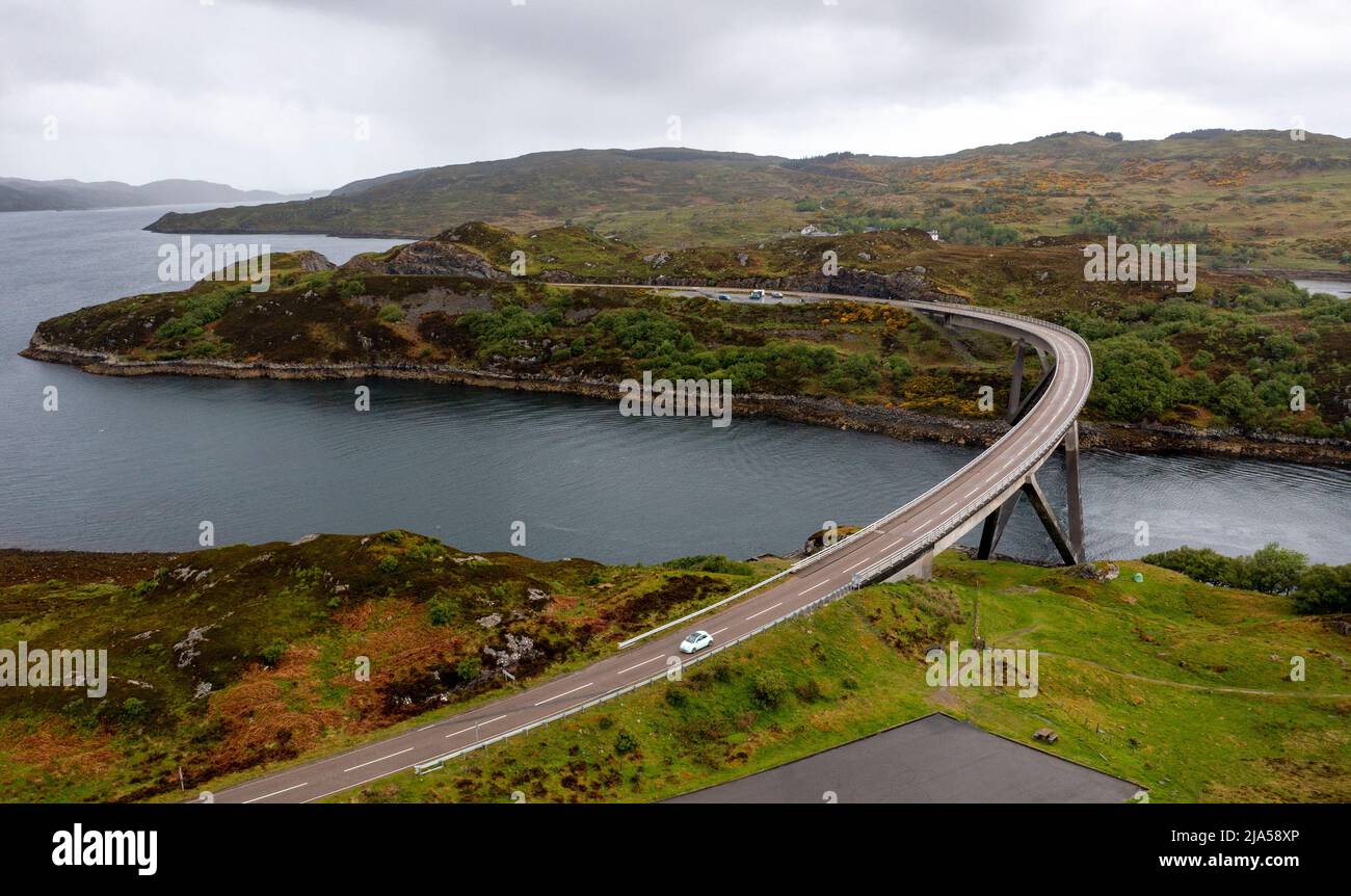 Vue aérienne du pont de Kylesku traversant le Loch Chairn Bhain à Sutherland, Écosse, Royaume-Uni Banque D'Images Vue aérienne du pont de Kylesku traversant le Loch Chairn Bhain à Sutherland, Écosse, Royaume-Uni Banque D'Images