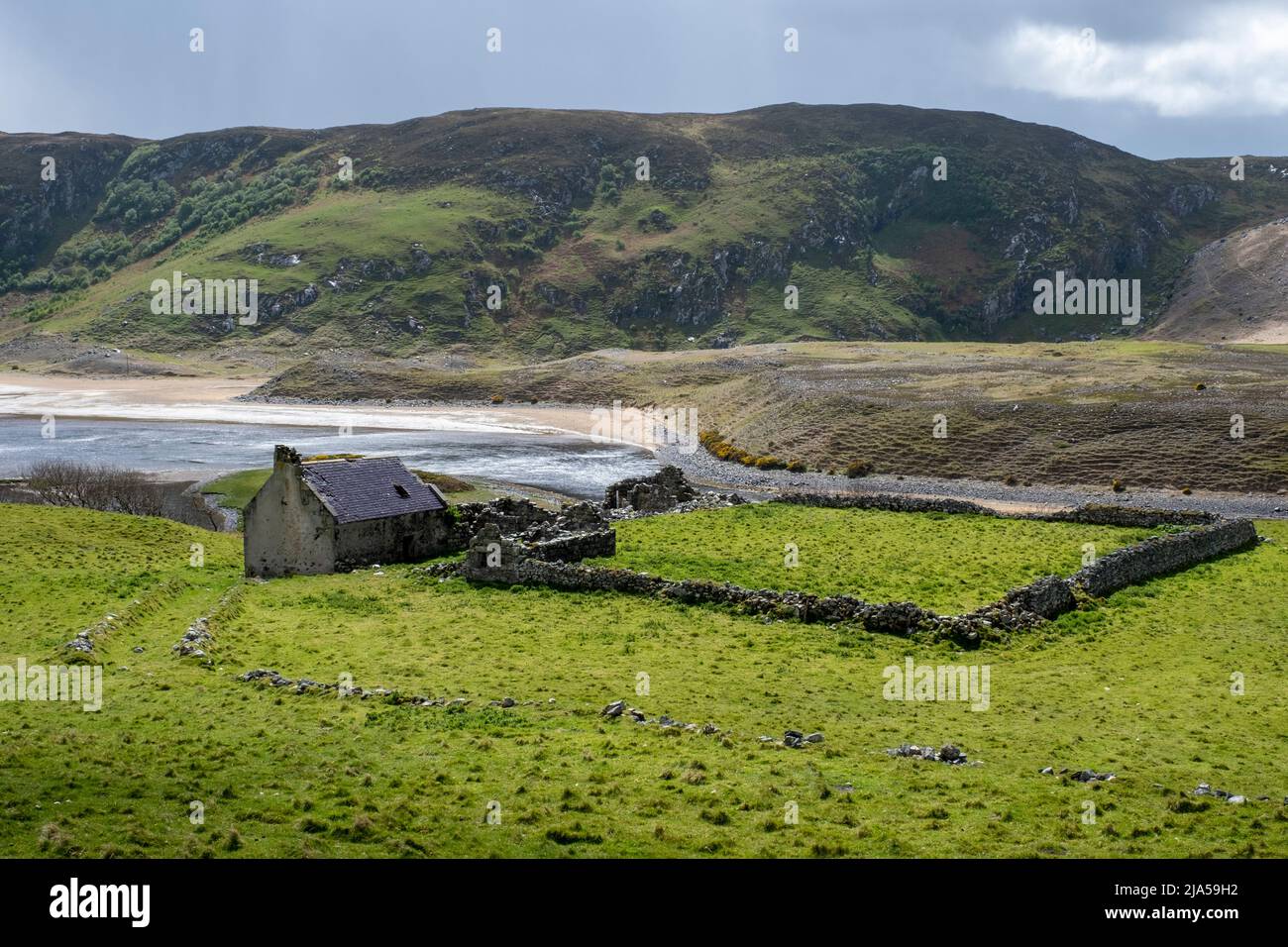Ruruiné croft juste à côté de la A836 près d'Achina Sutherland, une partie de la côte nord 500, en Écosse. Banque D'Images