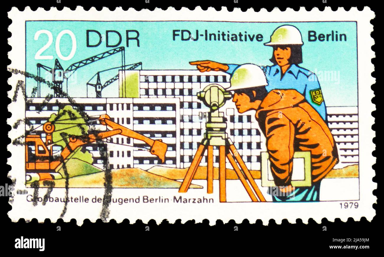 MOSCOU, RUSSIE - 14 MAI 2022: Timbre-poste imprimé en Allemagne montre le site de construction du jeune, Berlin-Marzahn, FDJ-Initiative Berlin, cir Banque D'Images