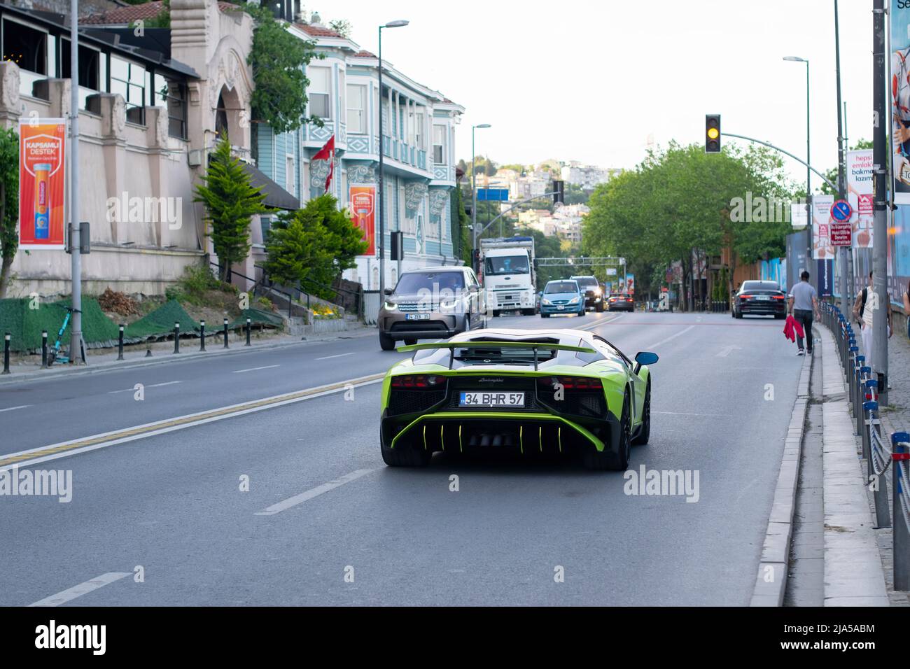 Istanbul, Turquie - 24 mai 2022 : image de fond de la super voiture verte Lamborghini Aventador sur la rue de la ville. Banque D'Images