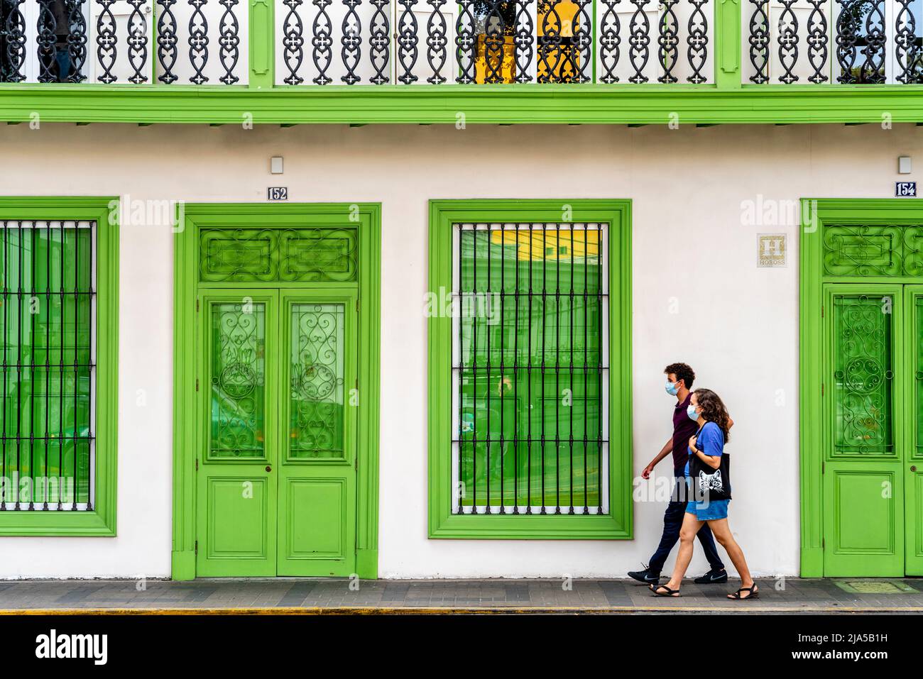 Un bâtiment colonial coloré dans le quartier Barranco de Lima, au Pérou. Banque D'Images