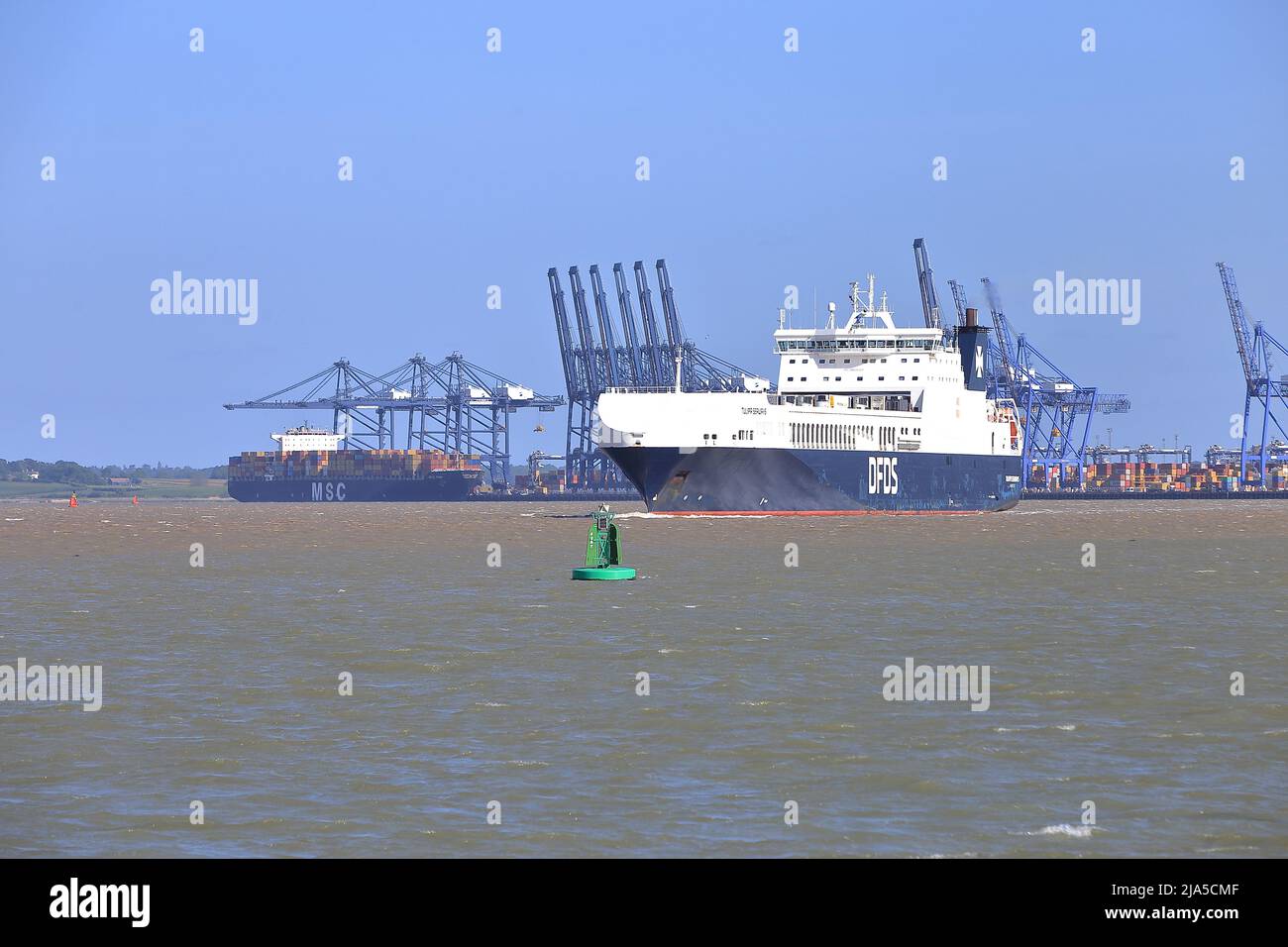 RO-RO (Roll On - Roll Off) navire de cargaison Tulipa Seaways quittant le port de Felixstowe, Suffolk, Royaume-Uni. Banque D'Images