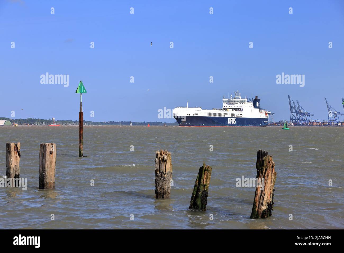 RO-RO (Roll On - Roll Off) navire de cargaison Tulipa Seaways quittant le port de Felixstowe, Suffolk, Royaume-Uni. Banque D'Images