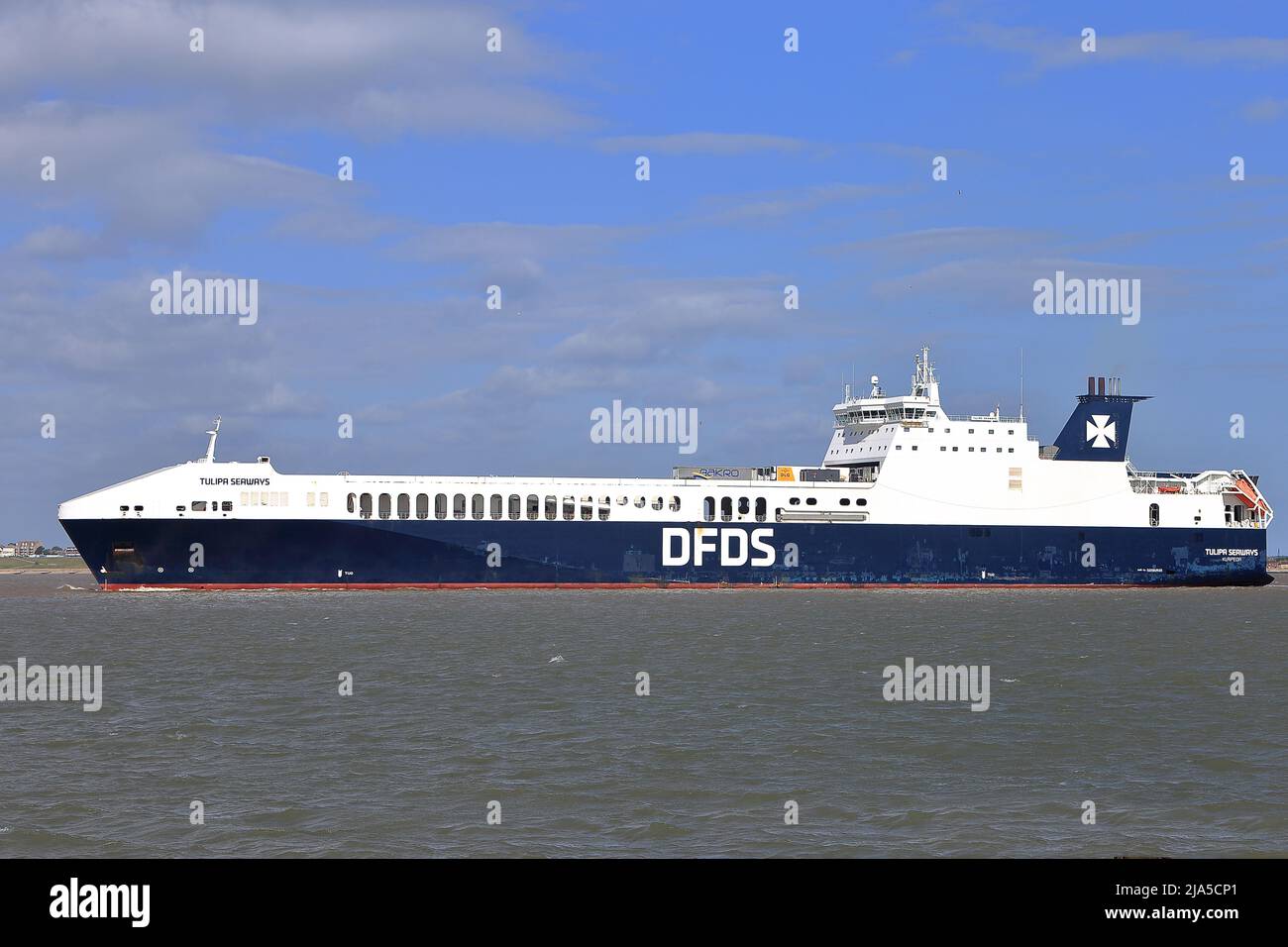 RO-RO (Roll On - Roll Off) navire de cargaison Tulipa Seaways quittant le port de Felixstowe, Suffolk, Royaume-Uni. Banque D'Images