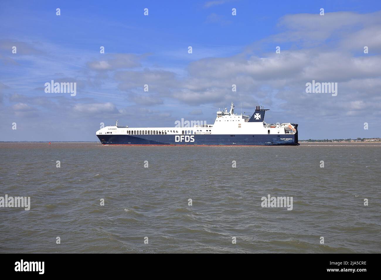 RO-RO (Roll On - Roll Off) navire de cargaison Tulipa Seaways quittant le port de Felixstowe, Suffolk, Royaume-Uni. Banque D'Images