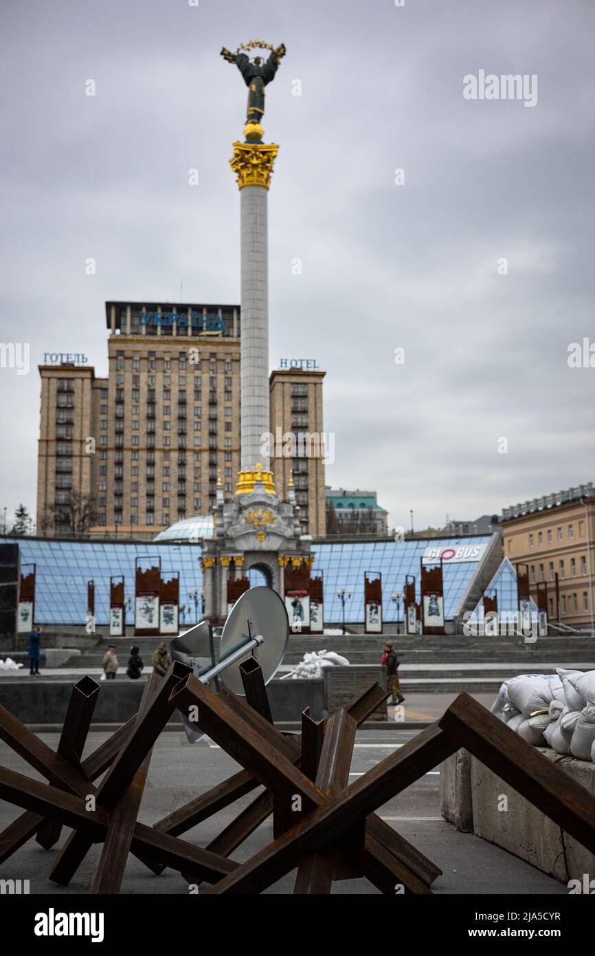 KIEV, UKRAINE - APR 20, 2022: Les hérissons anti-chars ou les hérissons tchèques sur le côté de la route sont prêts à bloquer la place de l'indépendance en cas d'an Banque D'Images