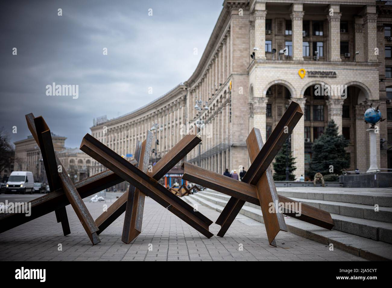 KIEV, UKRAINE - APR 20, 2022: Les hérissons anti-chars ou les hérissons tchèques sur le côté de la route sont prêts à bloquer la place de l'indépendance en cas d'an Banque D'Images