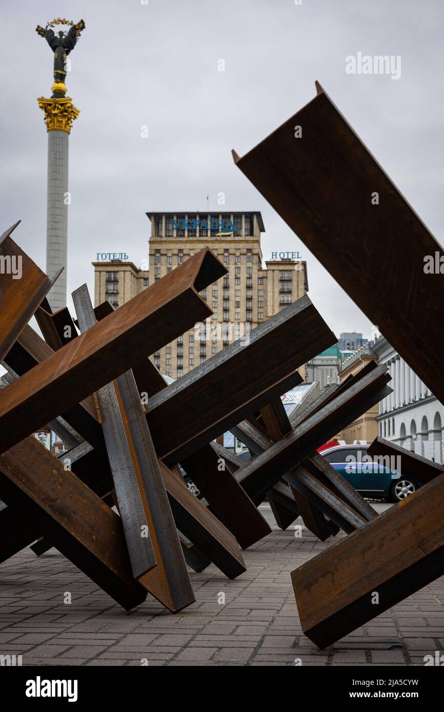 KIEV, UKRAINE - APR 20, 2022: Les hérissons anti-chars ou les hérissons tchèques sur le côté de la route sont prêts à bloquer la place de l'indépendance en cas d'an Banque D'Images