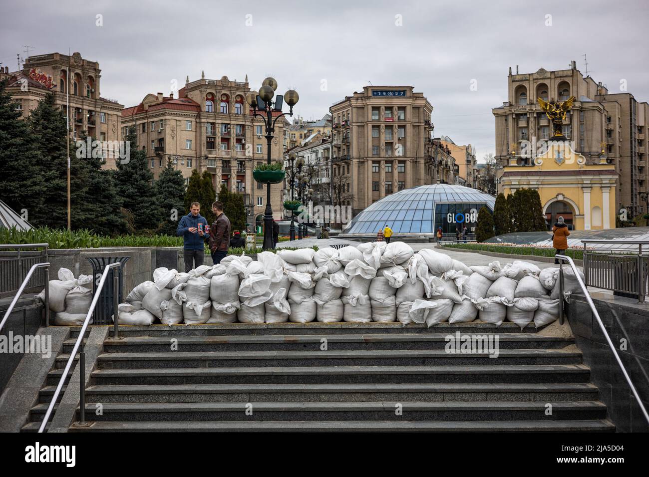 KIEV, UKRAINE - APR 20, 2022: Des barricades de sacs de sable bloquent les passages inférieurs de la place de l'indépendance en cas d'attaque par les troupes russes ennemies. Banque D'Images