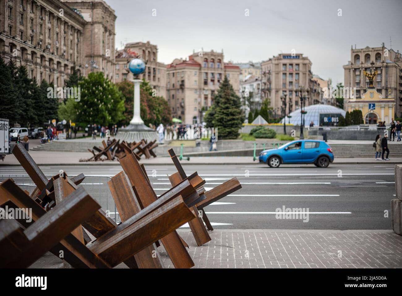 KIEV, UKRAINE - 20 MAI 2022 : les hérissons anti-chars ou les hérissons tchèques sur le côté de la route sont prêts à bloquer la place de l'indépendance en cas d'an Banque D'Images