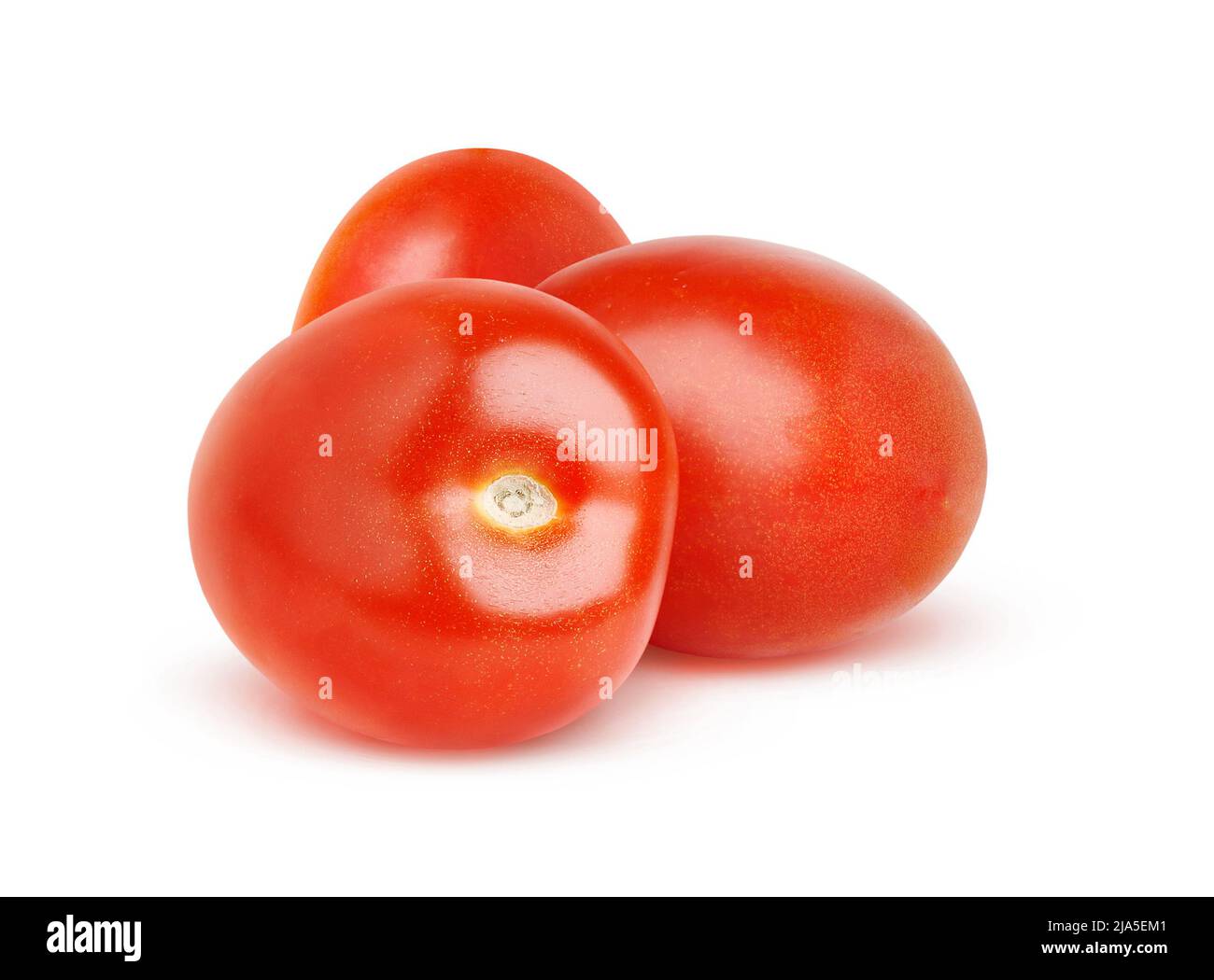 Trois tomates prune isolées sur fond blanc Banque D'Images