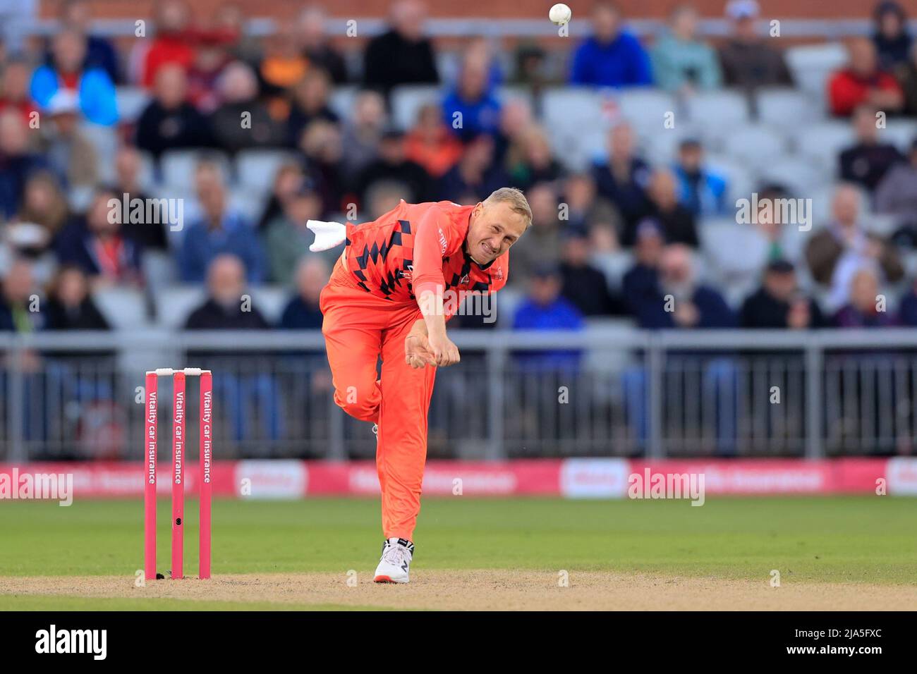 Matt Parkinson Bowling pour Lancashire Lightning Banque D'Images