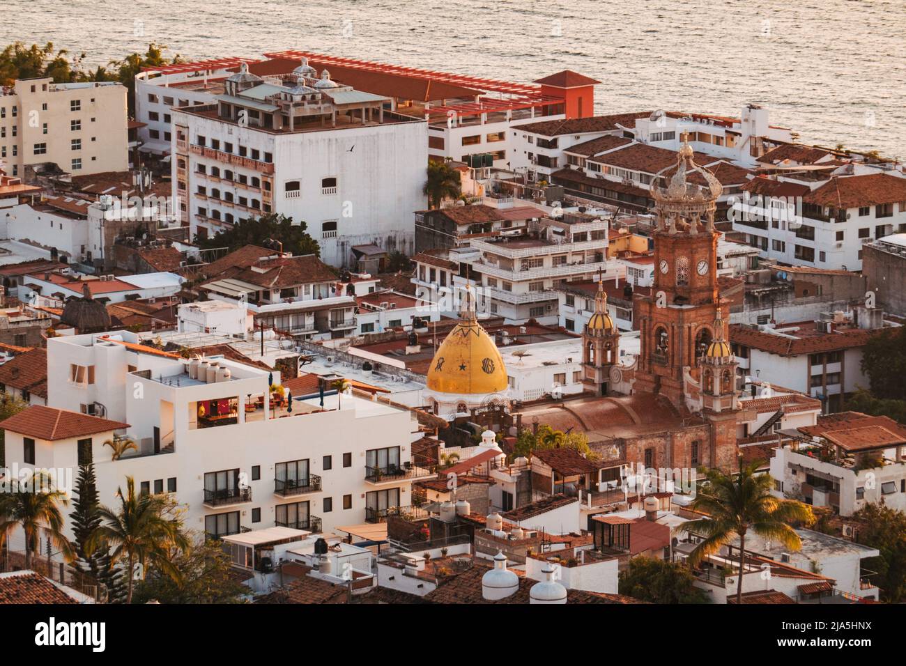 L'église Parroquia de Nuestra Señora de Guadalupe se dévisse des toits en terre cuite et des murs blancs de Puerto Vallarta, au Mexique Banque D'Images