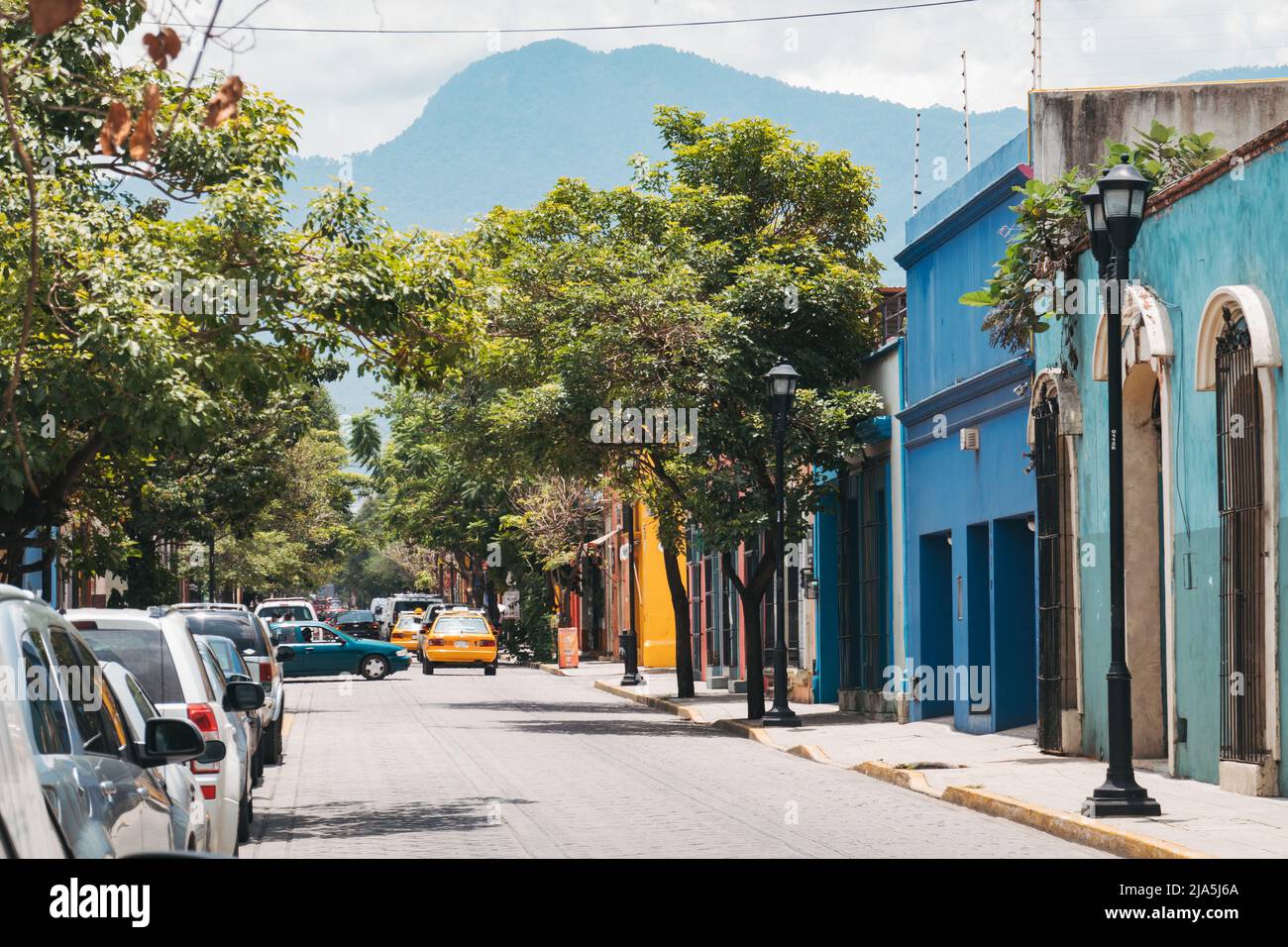 Les rues colorées et lumineuses de la ville d'Oaxaca, une ville coloniale espagnole qui sert maintenant de capitale de l'État d'Oaxaca, au Mexique Banque D'Images