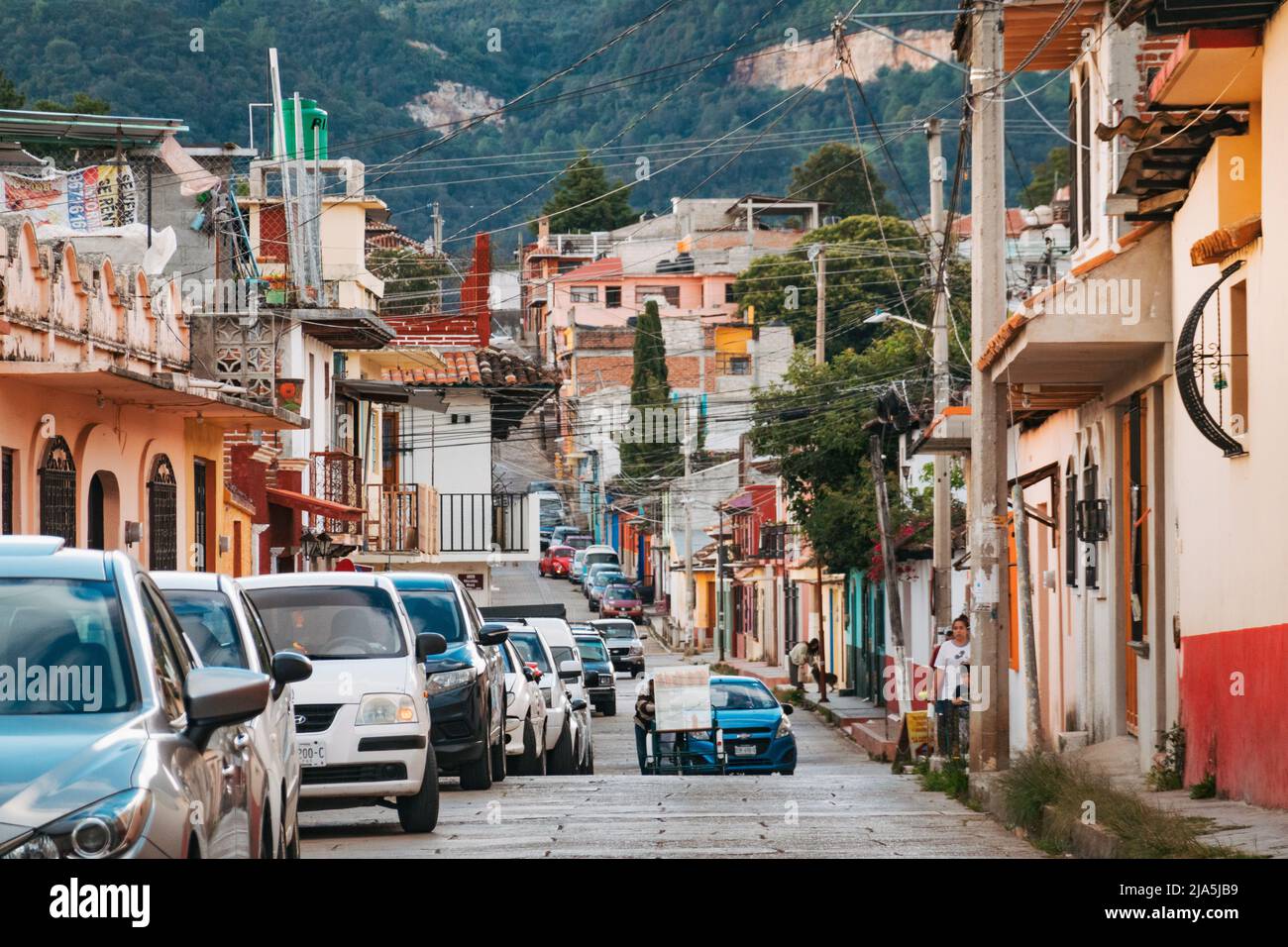 Des rues colorées du centre-ville de San Cristobal de las Casas, une ville coloniale espagnole dans les montagnes de Chiapas, au Mexique Banque D'Images