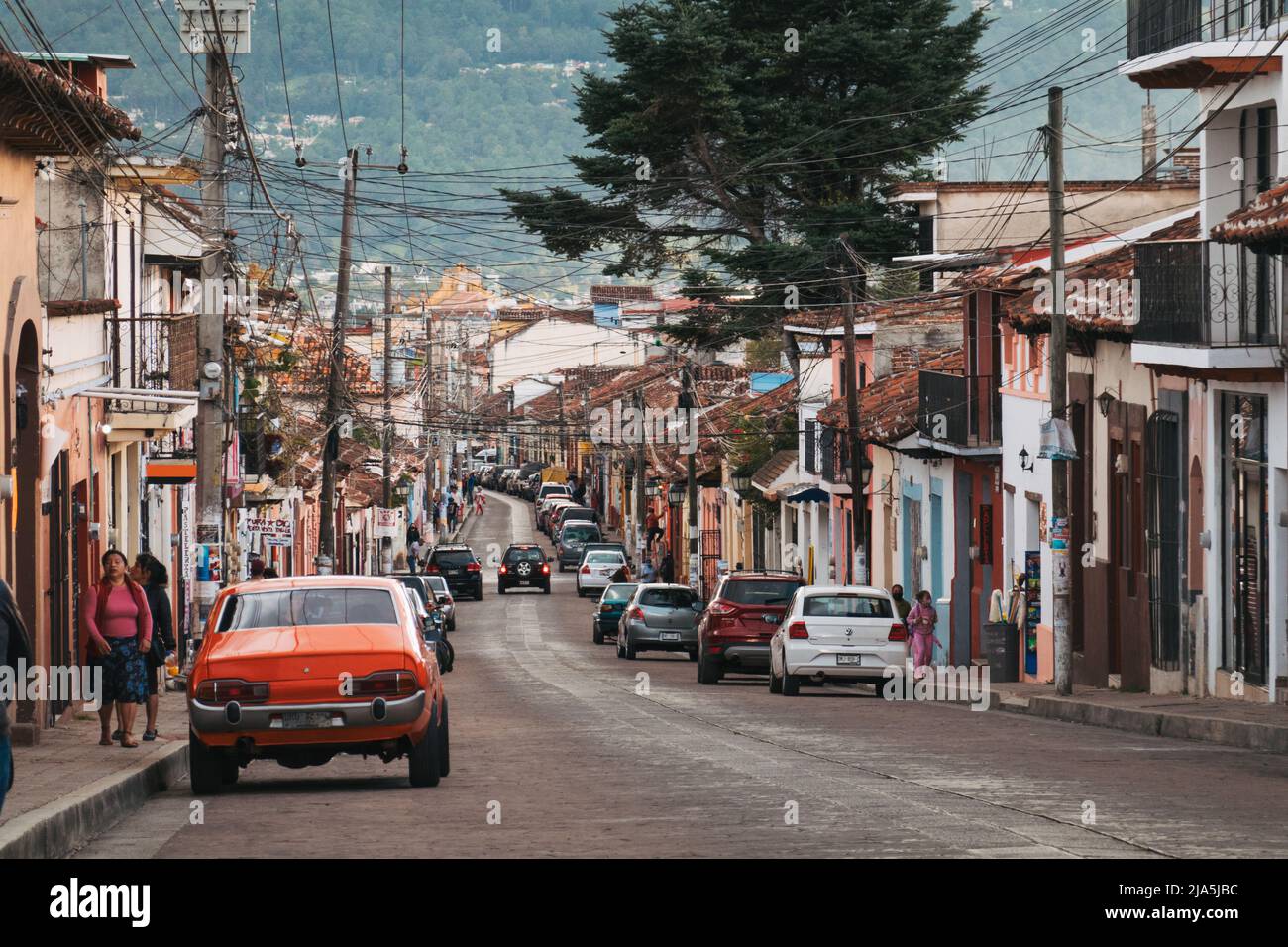 Des rues colorées du centre-ville de San Cristobal de las Casas, une ville coloniale espagnole dans les montagnes de Chiapas, au Mexique Banque D'Images