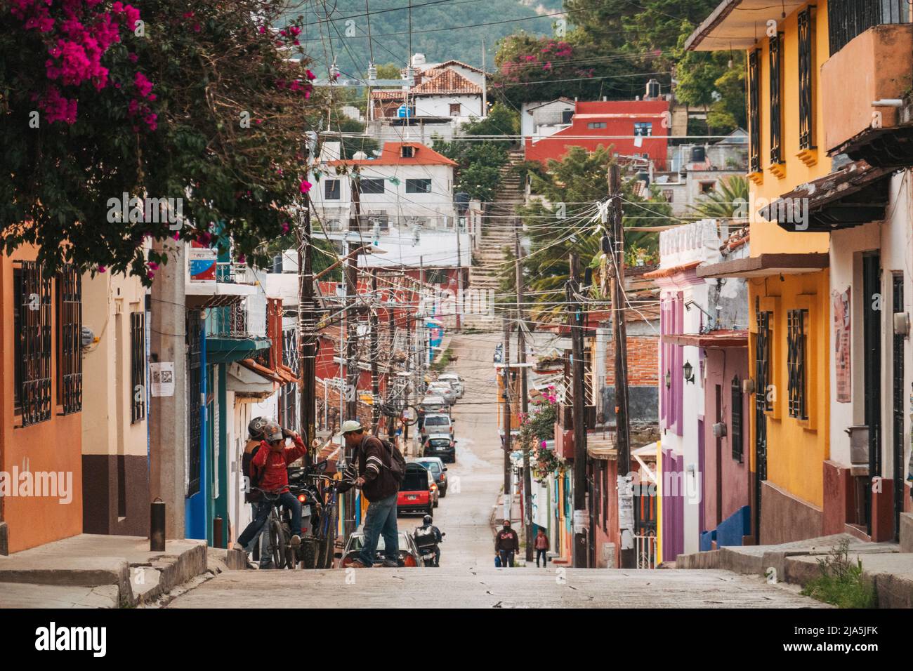 Maisons colorées dans une rue de quartier à San Cristobal de las Casas, Chiapas, Mexique Banque D'Images