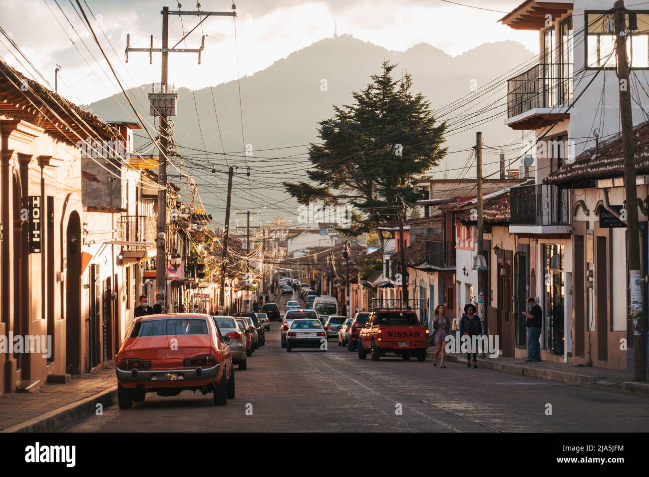 le soleil se trouve sur une grande rue à San Cristobal de las Casas, une ville coloniale espagnole à Chiapas, au Mexique, très populaire auprès des touristes Banque D'Images