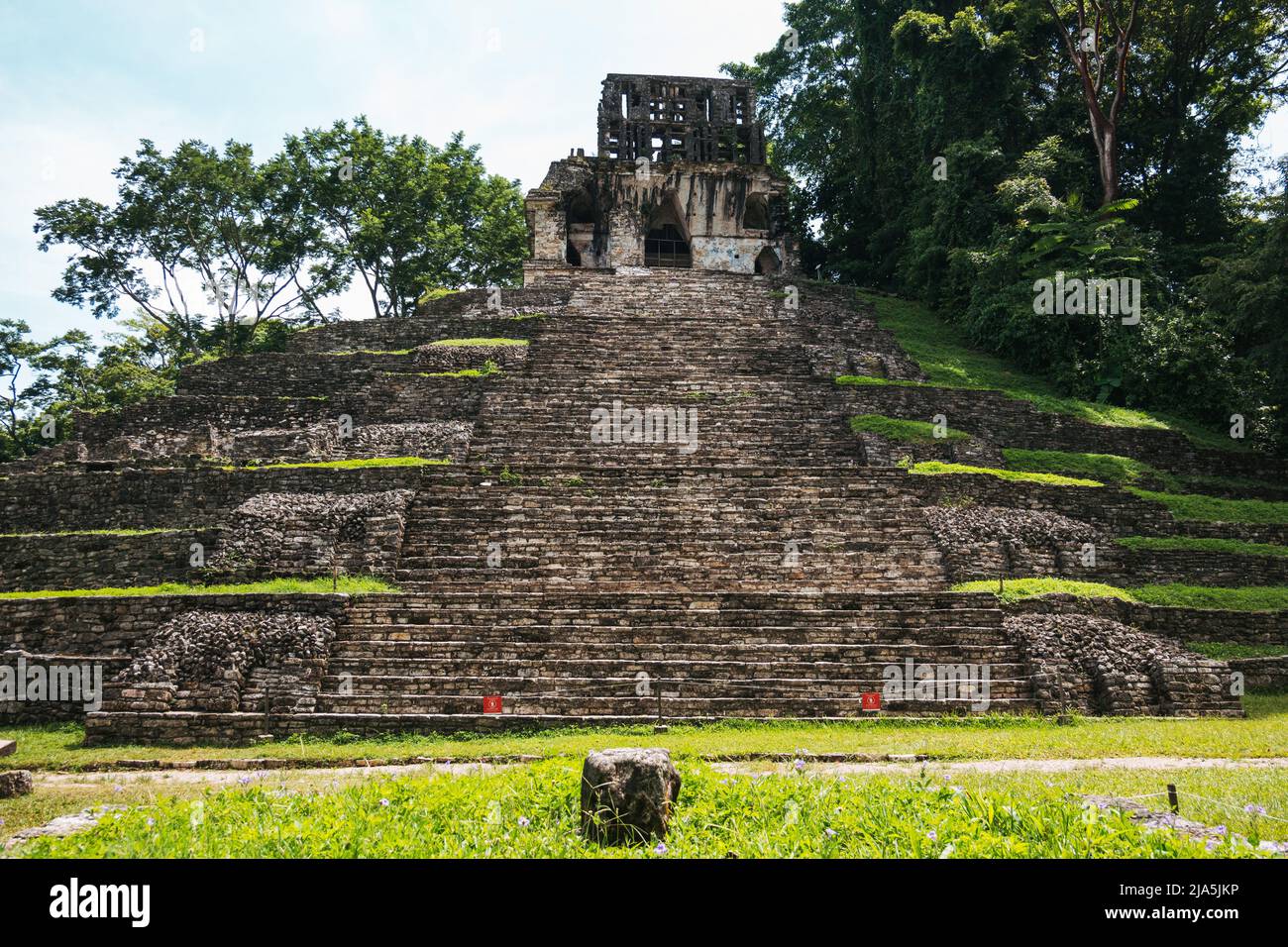 Des marches mènent vers le haut du côté du Temple Maya de la pyramide du Comte à la zone archéologique de Palenque, État du Chiapas, Mexique Banque D'Images
