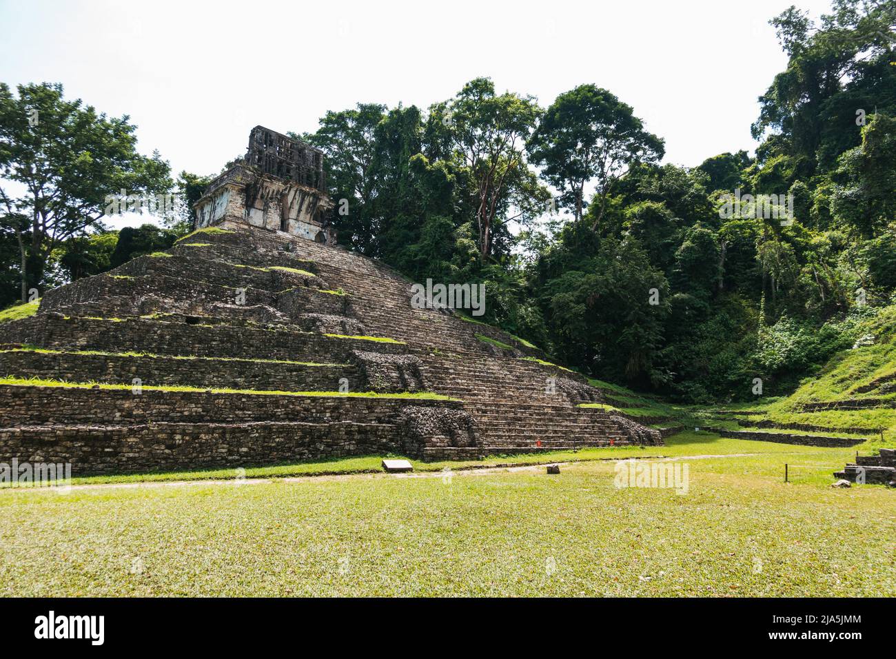 Des marches mènent sur le côté du Temple Maya de la pyramide de la Croix à la zone archéologique de Palenque, État du Chiapas, Mexique Banque D'Images