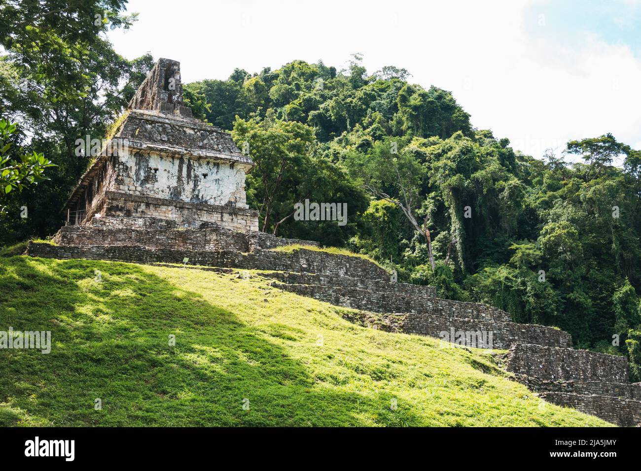 Des marches mènent vers le haut du côté du Temple Maya de la pyramide du Comte à la zone archéologique de Palenque, État du Chiapas, Mexique Banque D'Images