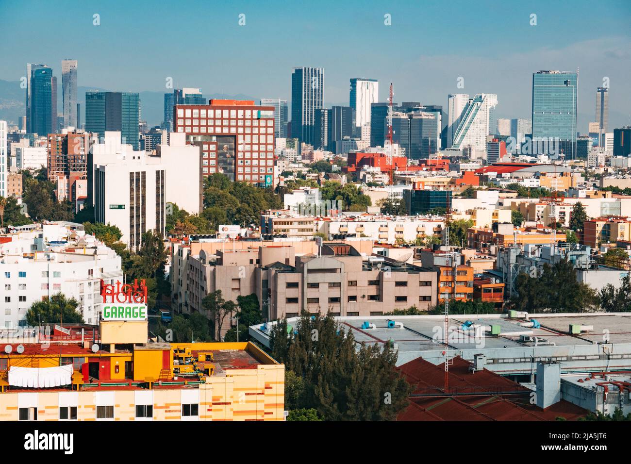 Un horizon vibrant de Mexico, vu depuis le sommet d'un immeuble d'appartements dans le quartier de Doctores Banque D'Images