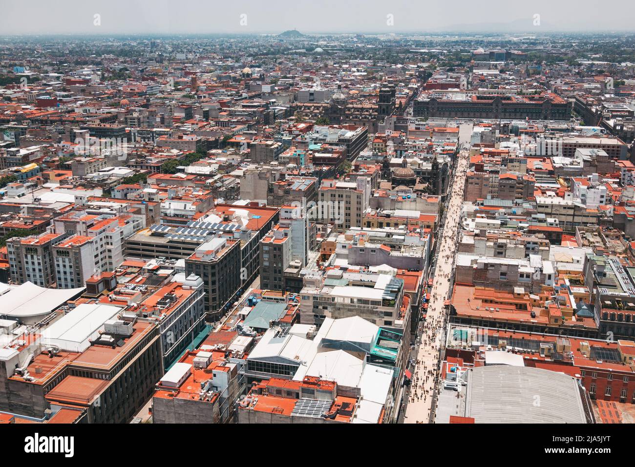 Vue sur l'étalement urbain de Mexico en direction du Palais national, avec le centre commercial piétonnier AV Francisco I. Madero visible Banque D'Images