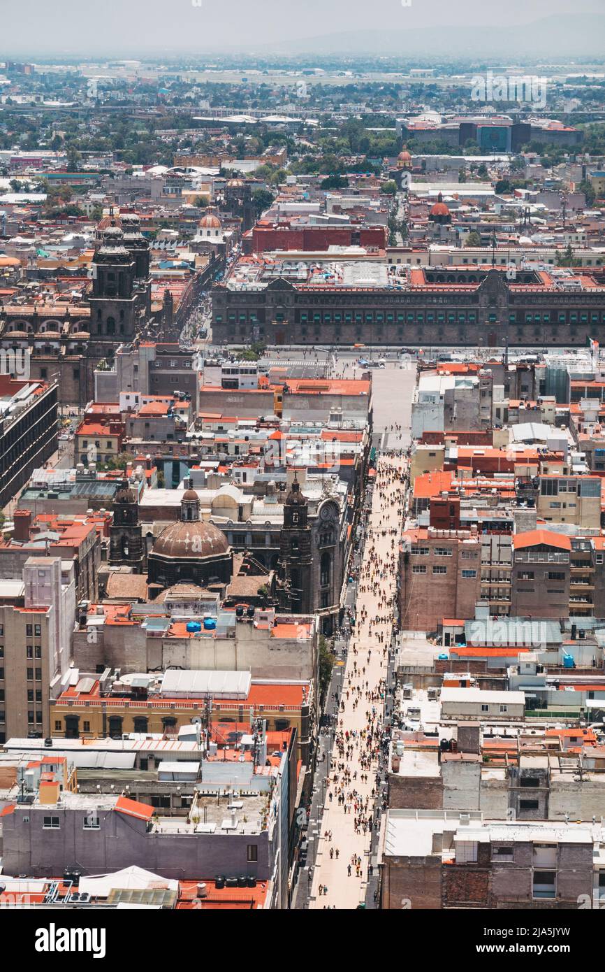 Vue sur l'étalement urbain de Mexico en direction du Palais national, avec le centre commercial piétonnier AV Francisco I. Madero visible Banque D'Images