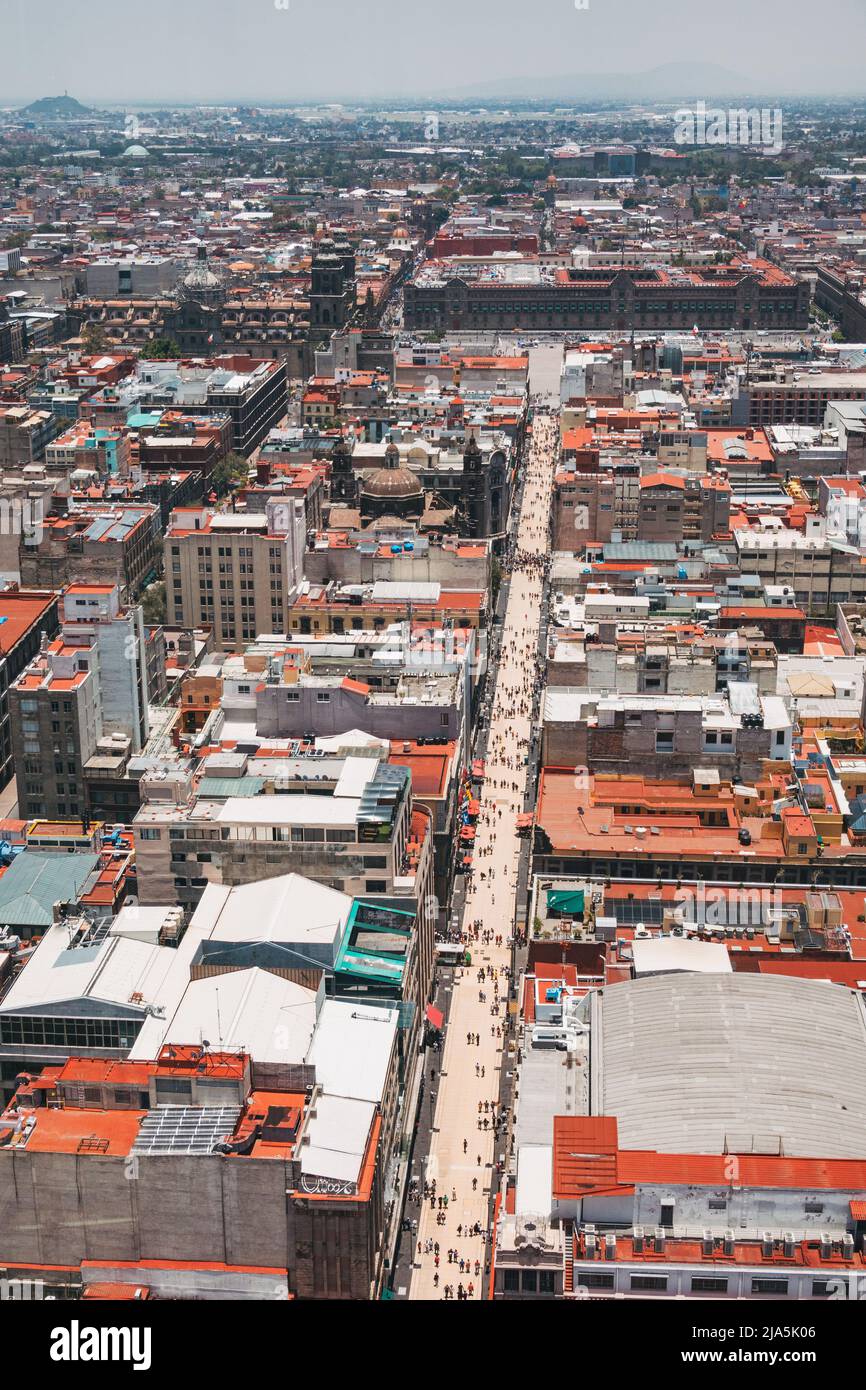 Vue sur l'étalement urbain de Mexico en direction du Palais national, avec le centre commercial piétonnier AV Francisco I. Madero visible Banque D'Images