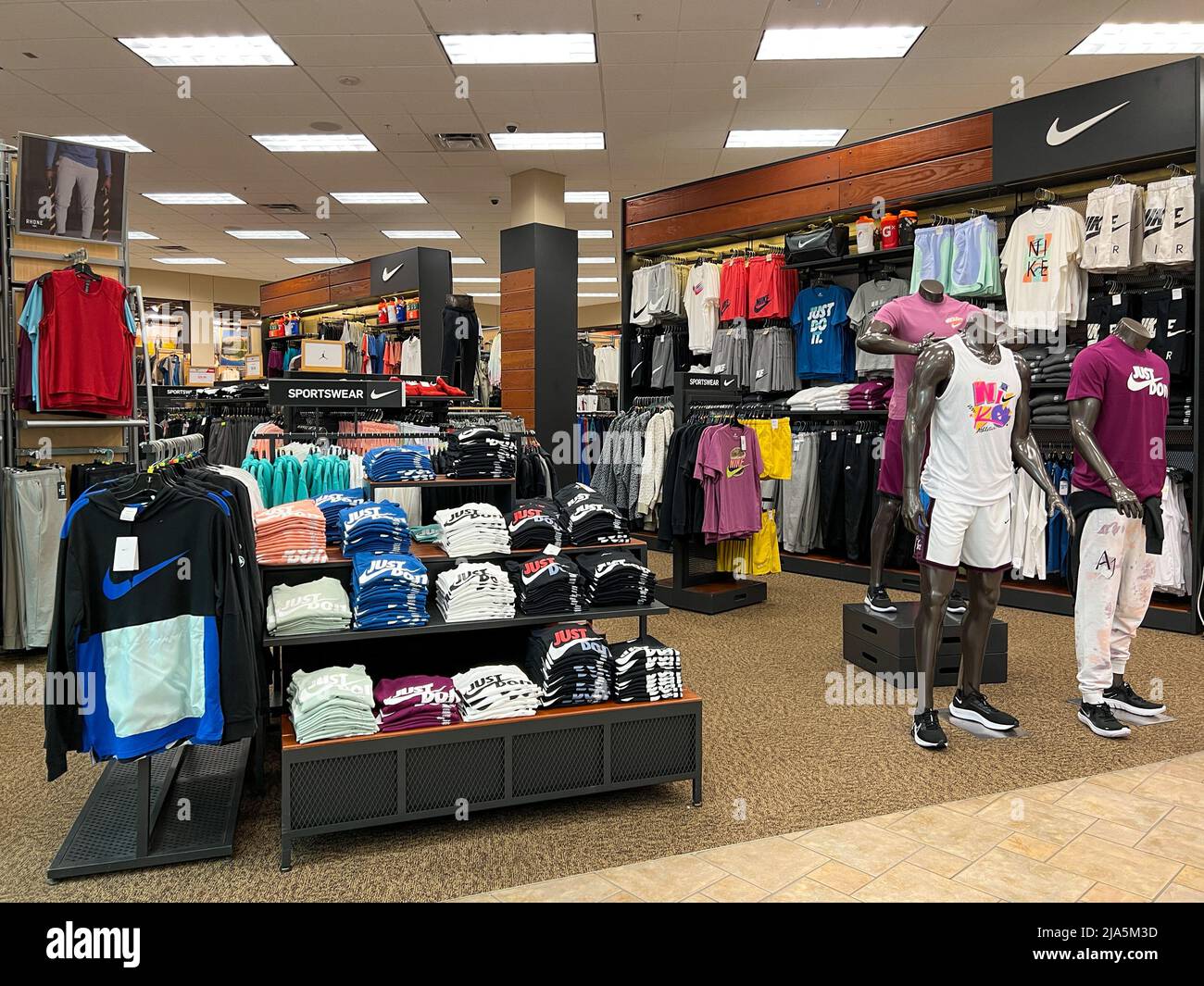 Springfield il USA 2 mai 2022 une exposition de vetements Nike pour Homme a vendre au magasin d articles de sport de Scheels a Springfield Illinois Photo Stock Alamy