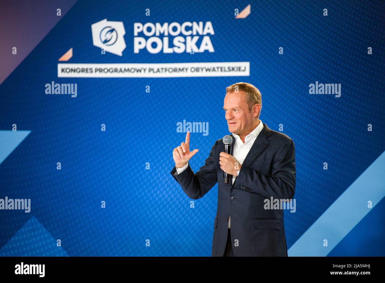 Varsovie, Pologne. 27th mai 2022. Donald Tusk, le leader de l'opposition s'exprime au cours de la convention. La convention de la plate-forme civique (Platforma Obywatelska PO) - le plus grand parti d'opposition de Pologne a tenu une convention sous le titre de "Pologne utile". Le principal sujet était l'inflation galopante et la détérioration des conditions de vie des citoyens moyens. La convention était présidée par Donald Tusk, président de la plate-forme civique et ancien premier ministre. Crédit : SOPA Images Limited/Alamy Live News Banque D'Images