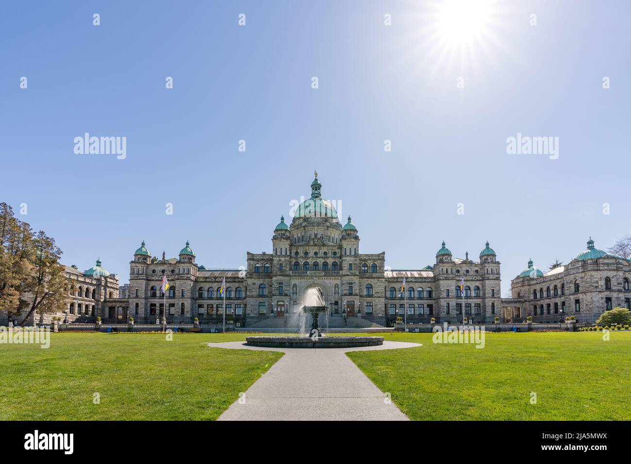 Victoria, C.-B., Canada - 14 avril 2021 : édifices du Parlement de la Colombie-Britannique. Fontaine de l'Assemblée législative. Banque D'Images