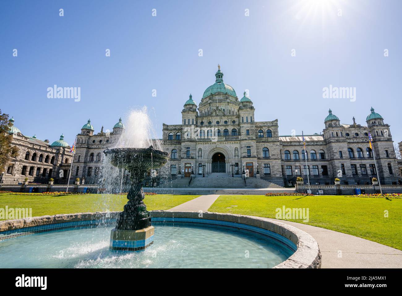 Victoria, C.-B., Canada - 14 avril 2021 : édifices du Parlement de la Colombie-Britannique. Fontaine de l'Assemblée législative. Banque D'Images