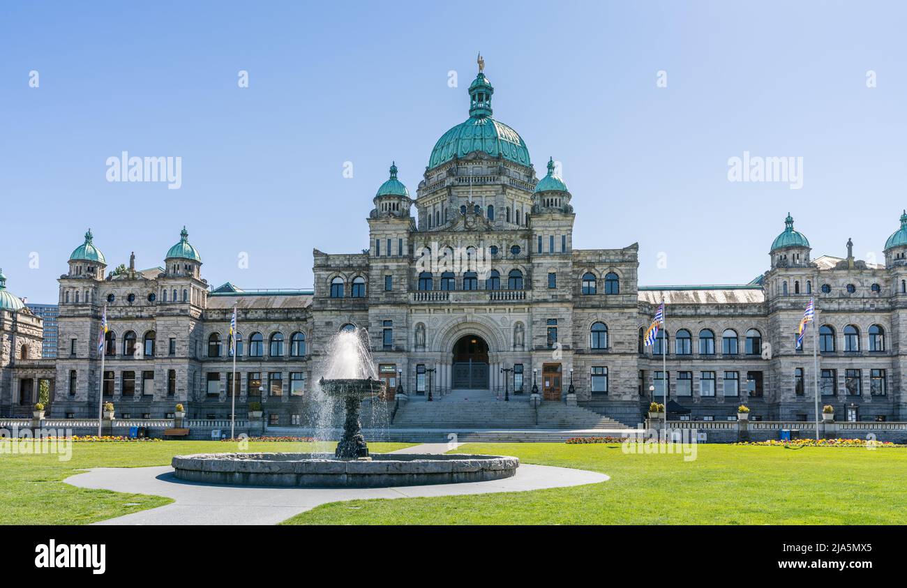 Victoria, C.-B., Canada - 14 avril 2021 : édifices du Parlement de la Colombie-Britannique. Fontaine de l'Assemblée législative. Banque D'Images