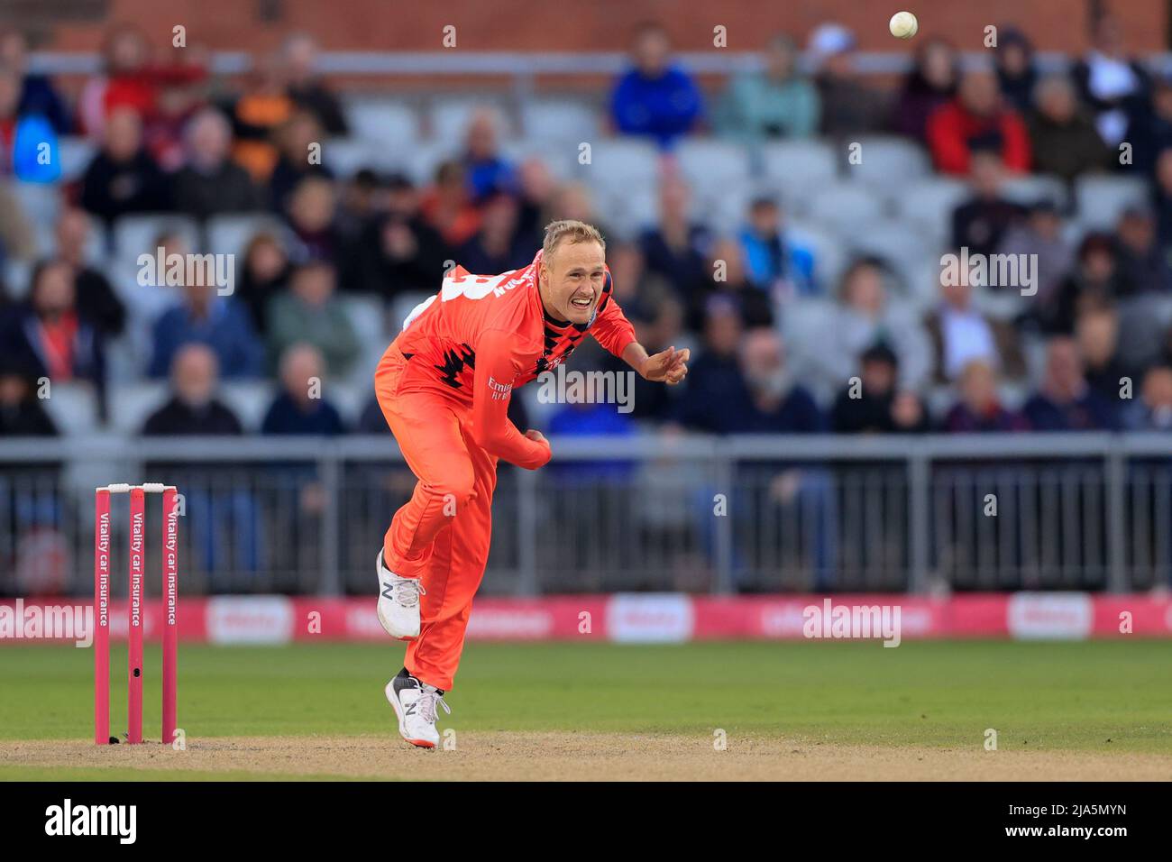 Matt Parkinson de Lancashire Lightning vient dans le bol Banque D'Images