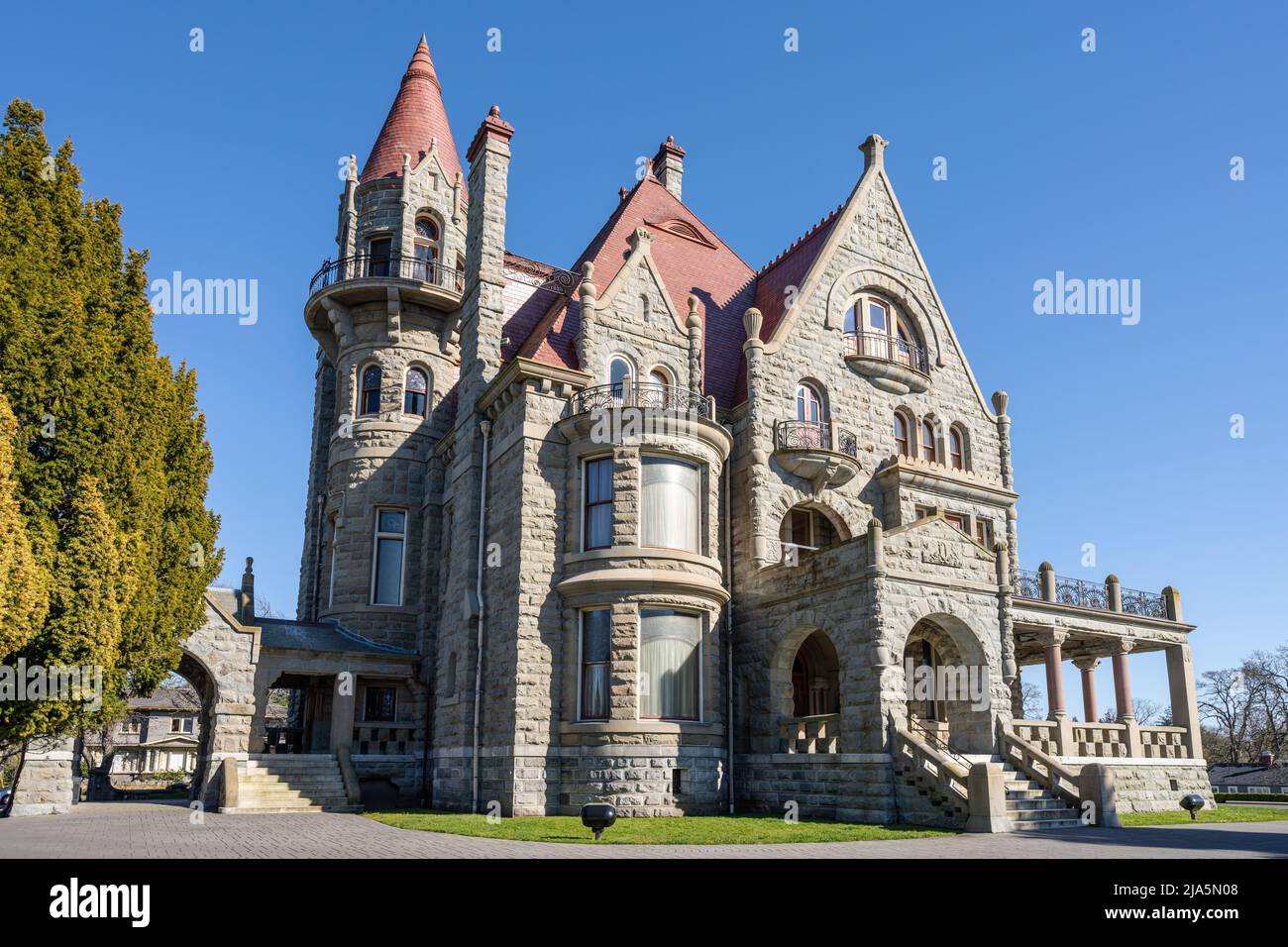 Victoria, C.-B., Canada - 14 avril 2021 : vue de face du château de Craigdarroch. Lieu historique national du Canada Craigdarroch. Banque D'Images