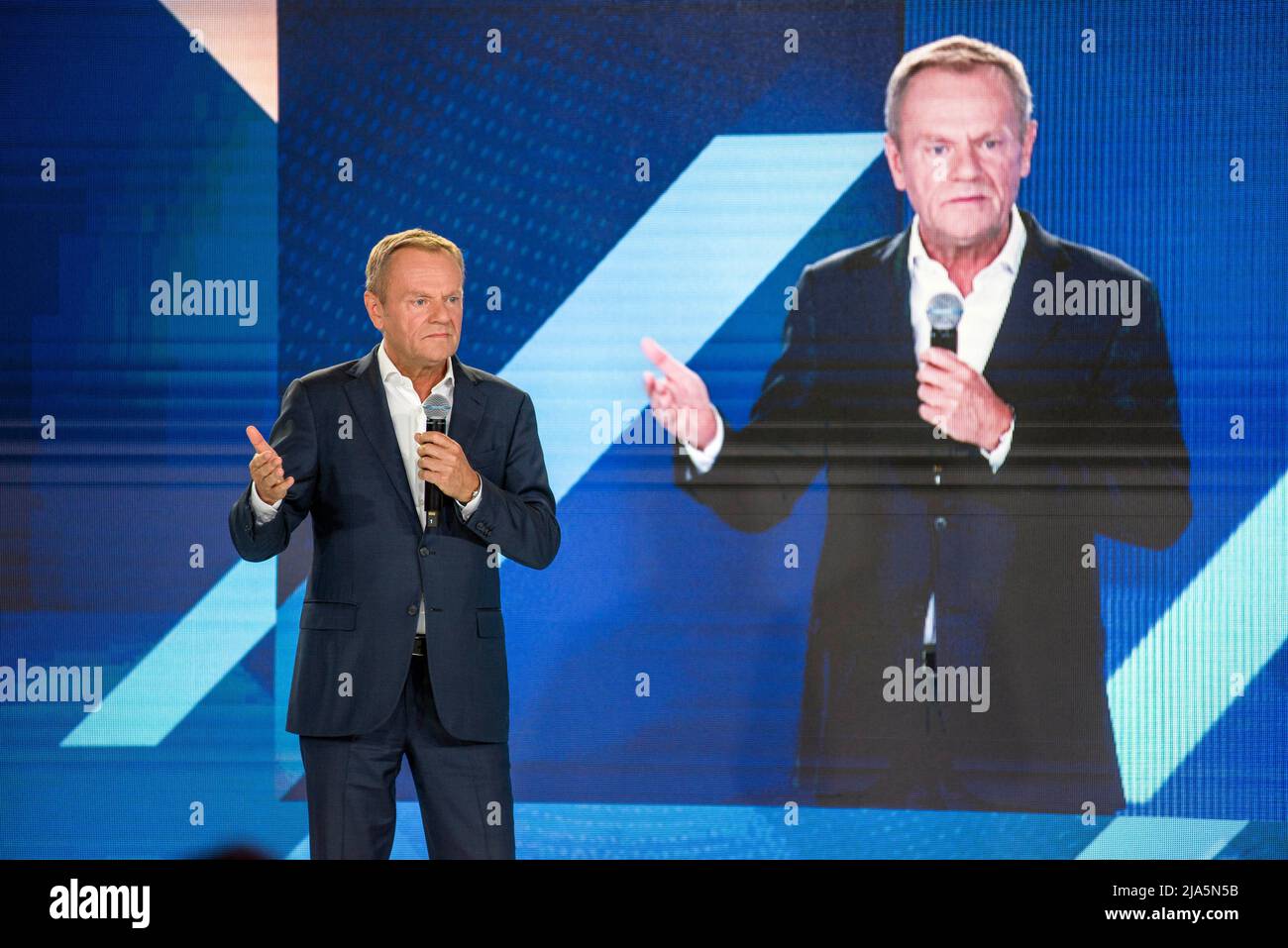 Varsovie, Pologne. 27th mai 2022. Donald Tusk, le leader de l'opposition s'exprime au cours de la convention. La convention de la plate-forme civique (Platforma Obywatelska PO) - le plus grand parti d'opposition de Pologne a tenu une convention sous le titre de "Pologne utile". Le principal sujet était l'inflation galopante et la détérioration des conditions de vie des citoyens moyens. La convention était présidée par Donald Tusk, président de la plate-forme civique et ancien premier ministre. (Photo par Attila Husejnow/SOPA Images/Sipa USA) crédit: SIPA USA/Alay Live News Banque D'Images