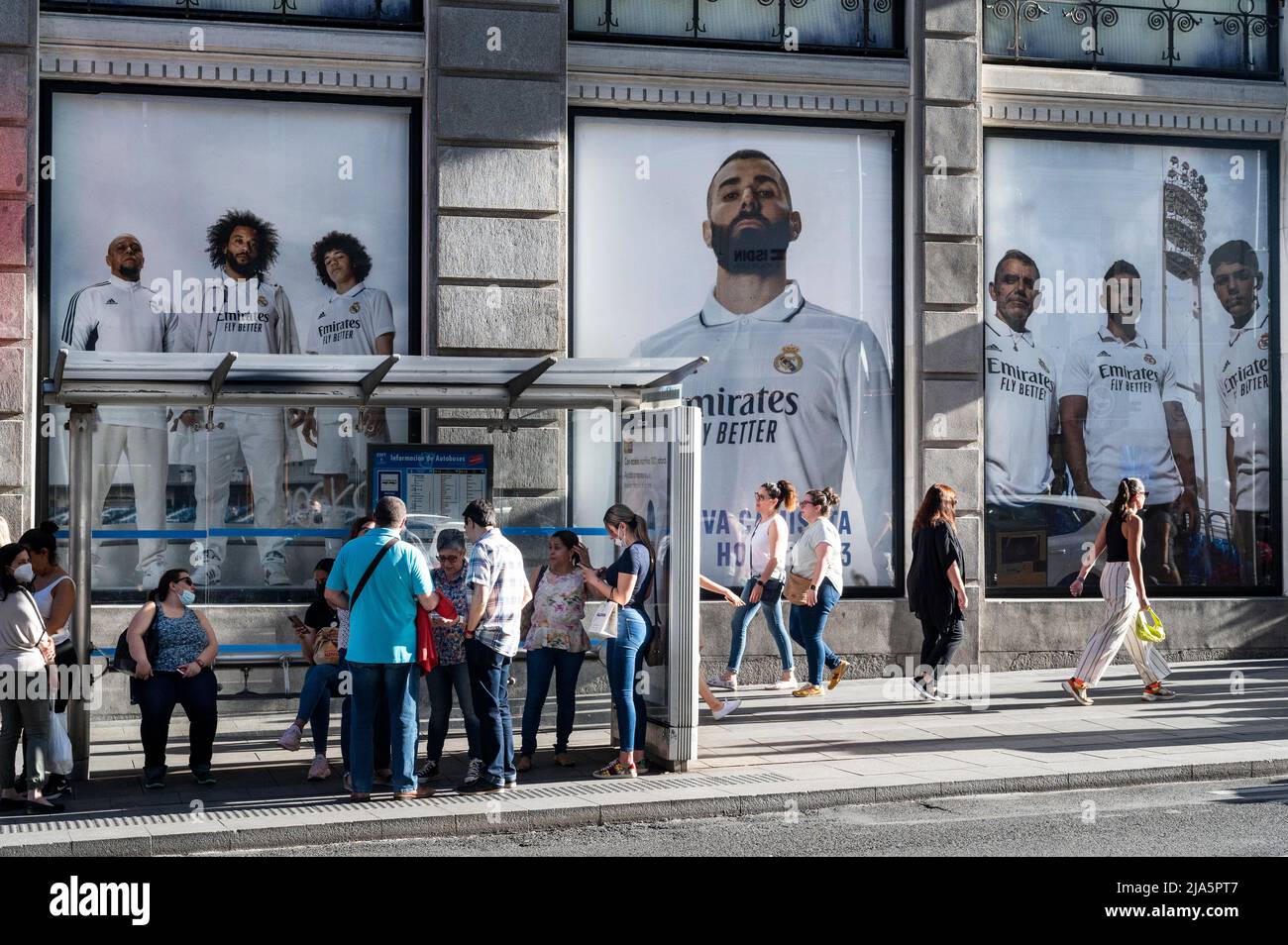 Madrid, Espagne. 28th mai 2022. Les voyageurs et les piétons sont vus en face de l'équipe espagnole de club de football professionnel magasin officiel de la marque Real Madrid car il présente de nombreux joueurs de football en Espagne. (Image de crédit : © Xavi Lopez/SOPA Images via ZUMA Press Wire) Banque D'Images