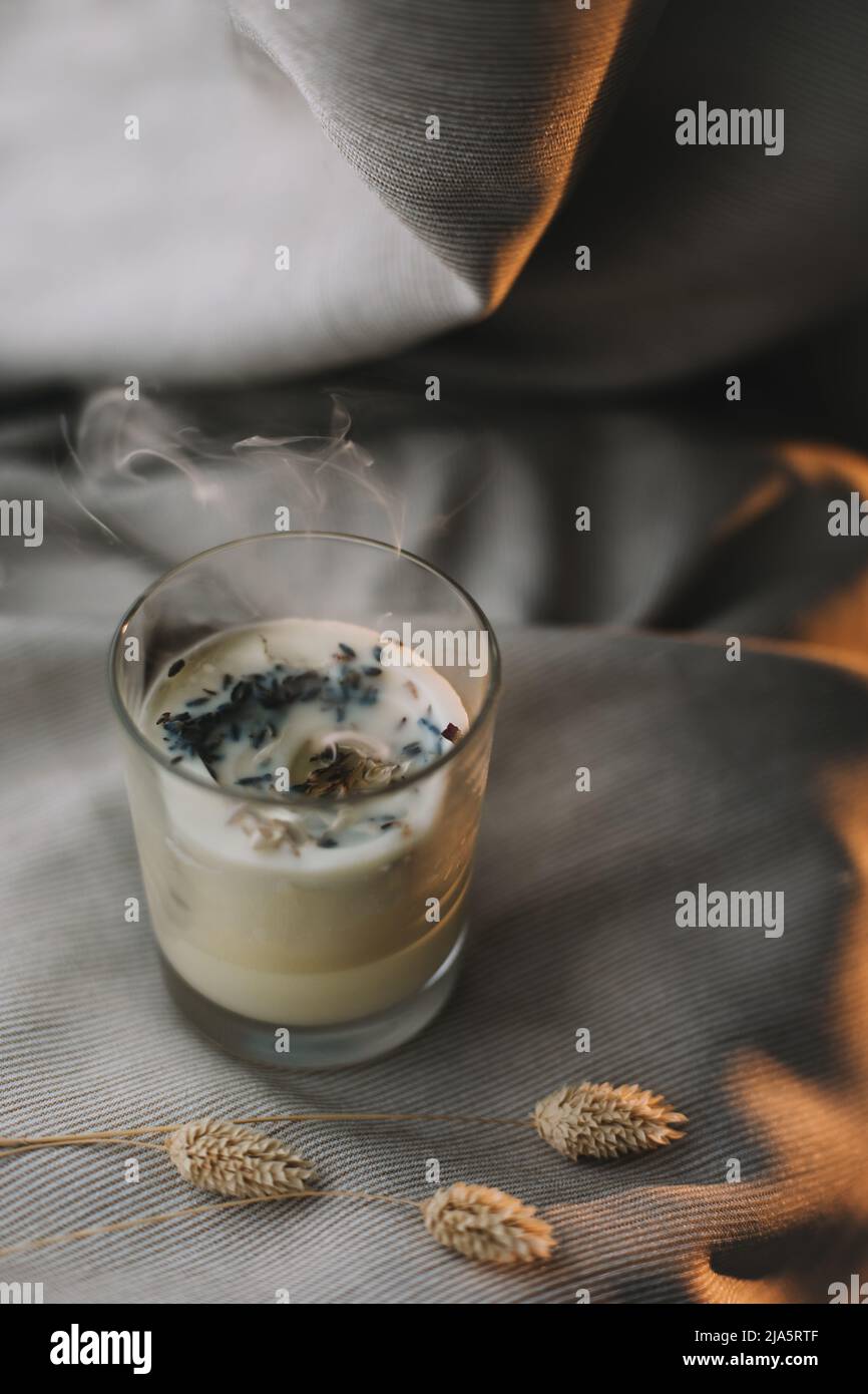 bougie parfumée aromatique sur fond textile beige. Banque D'Images