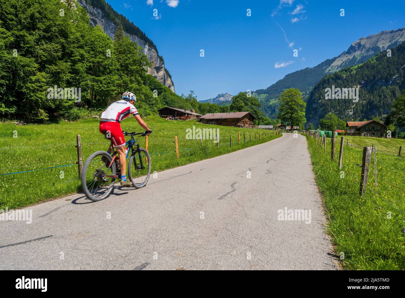 Cycliste sur un chemin pavé, Lauterbrunnen, canton de Berne, Suisse Banque D'Images