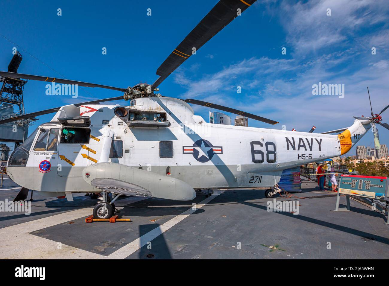 San Diego, Californie, États-Unis - JUILLET 2018 : hélicoptère Sikorsky UH-3H Sea King de 1980s dans le musée américain USS Midway Battleship Aviation. Banque D'Images