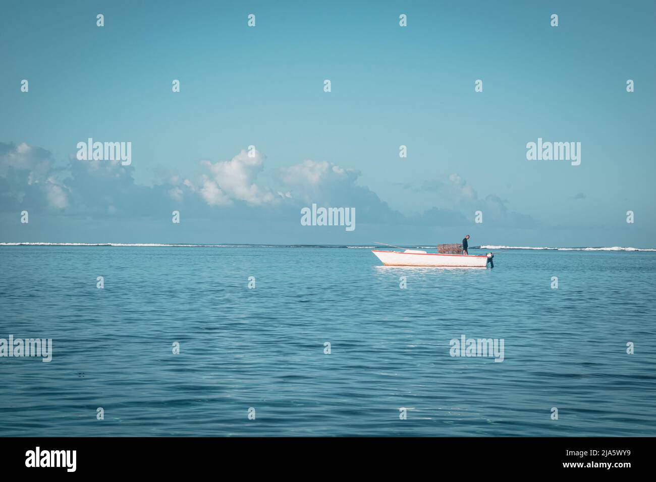 Pêcheur sur son petit bateau dans l'océan Indien Banque D'Images
